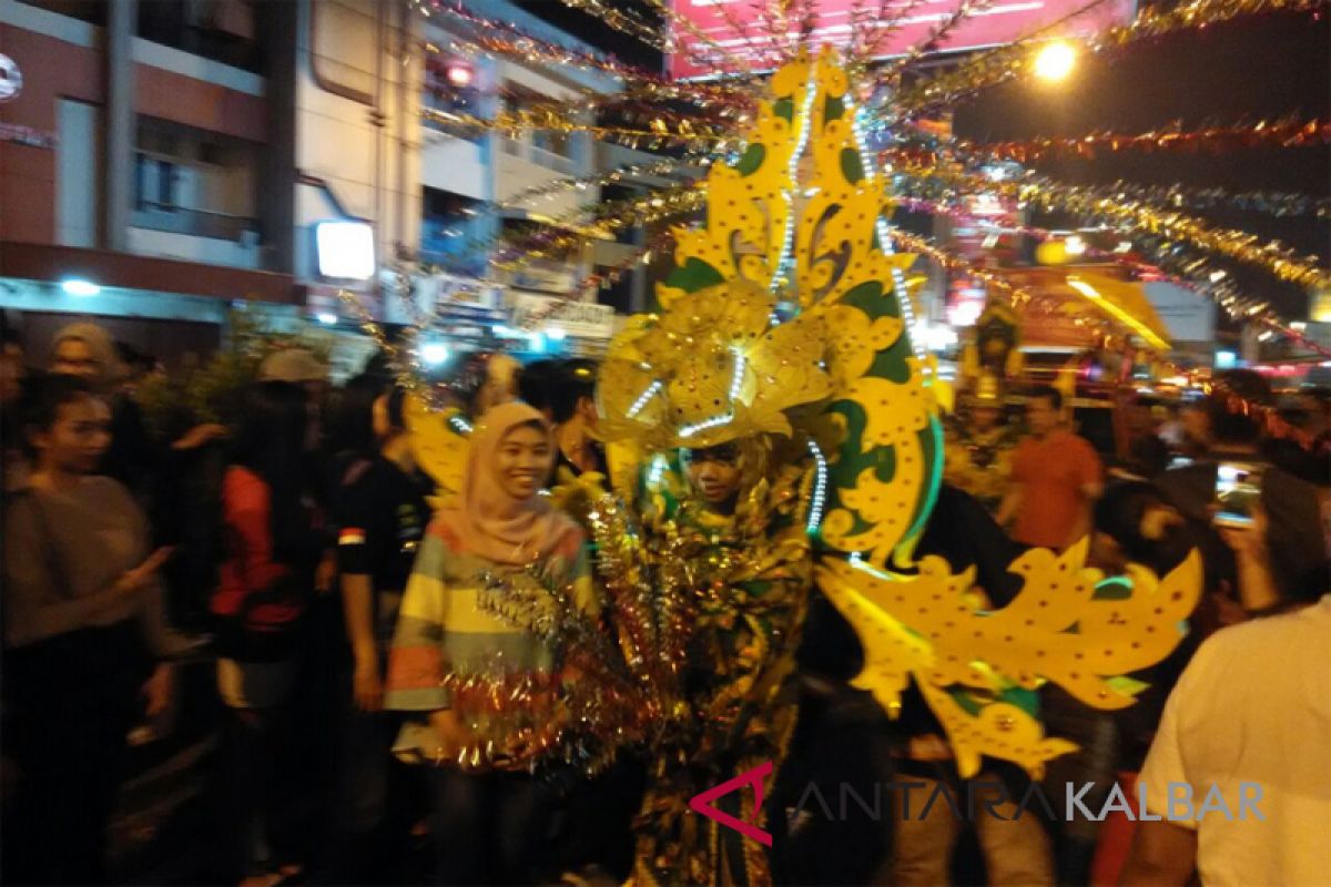 Ribuan warga saksikan atraksi naga berkilau di Pontianak