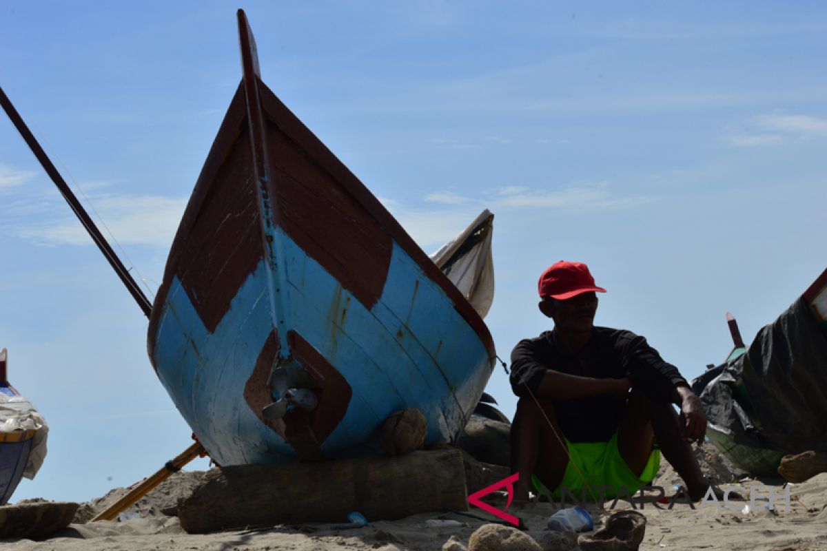 Armada nelayan Aceh Barat  sulit lewati muara