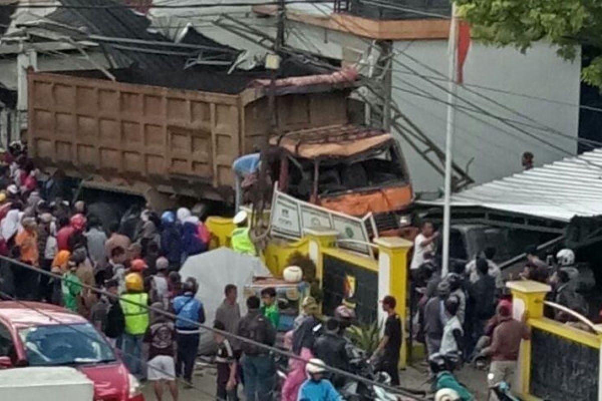 Dua orang tewas tertabrak truk di Bandung