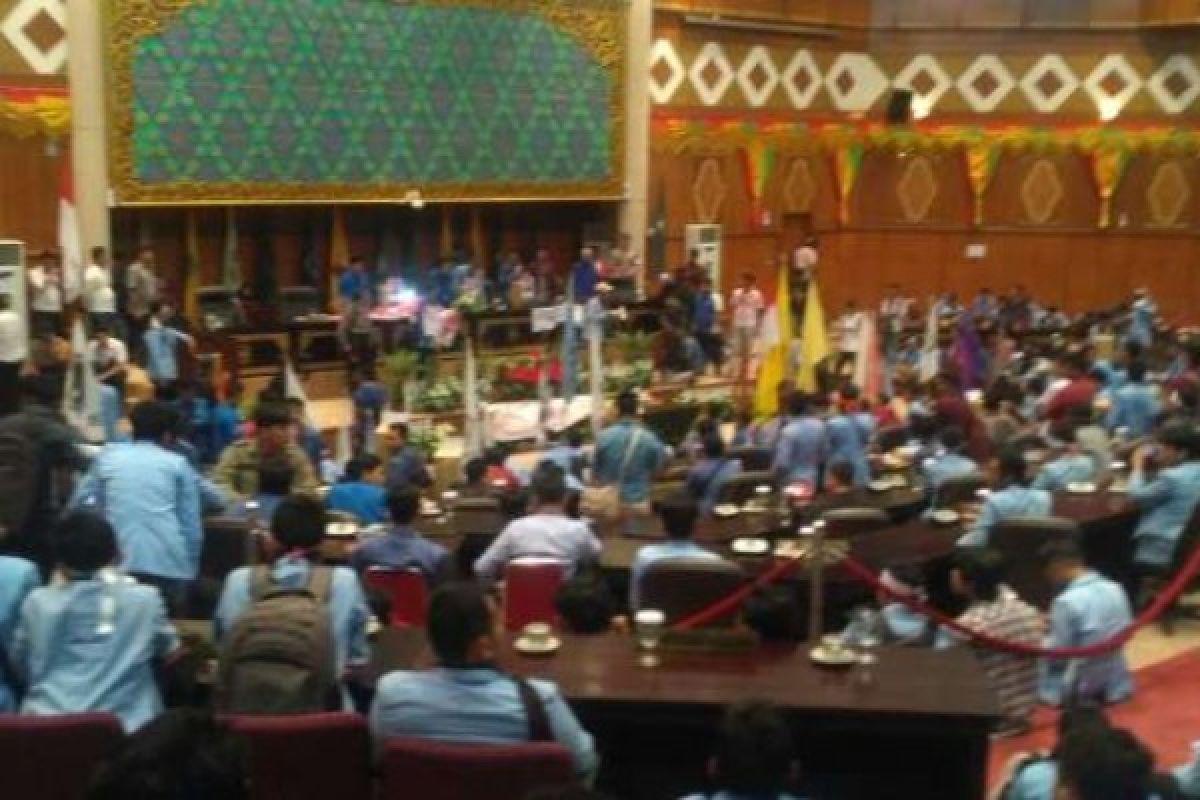 Pakai Topeng Anggota Dewan, Mahasiswa Riau Sidang Paripurna Penurunan PBBKB