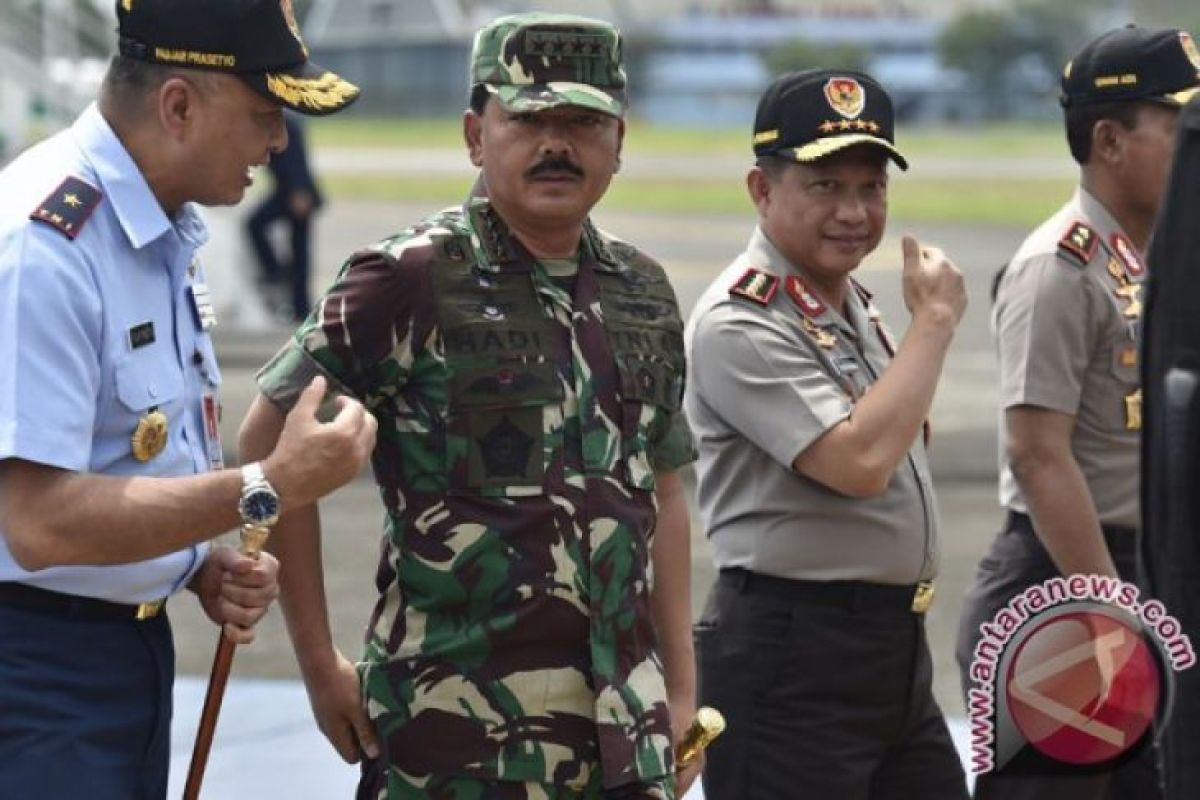 Panglima TNI dan Kapolri kompak bernyanyi bersama