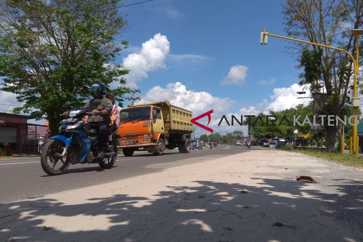 Pasir meluber di jalan Tjilik Riwut bahayakan pengendara motor