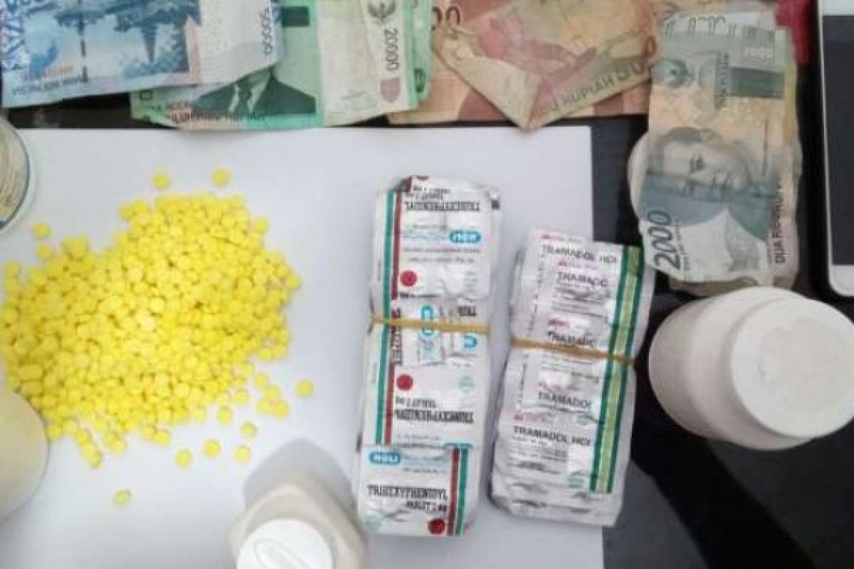 Pasutri dan IRT Jual Ilegal Obat Penenang untuk Pemuda Mabuk-Mabuk di Perawang