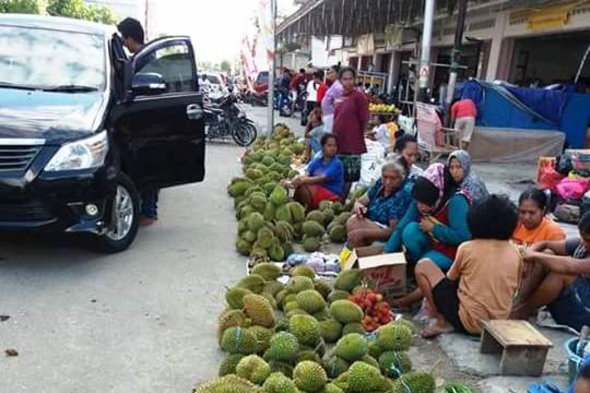 Pedagang durian di Ambon panen rejeki