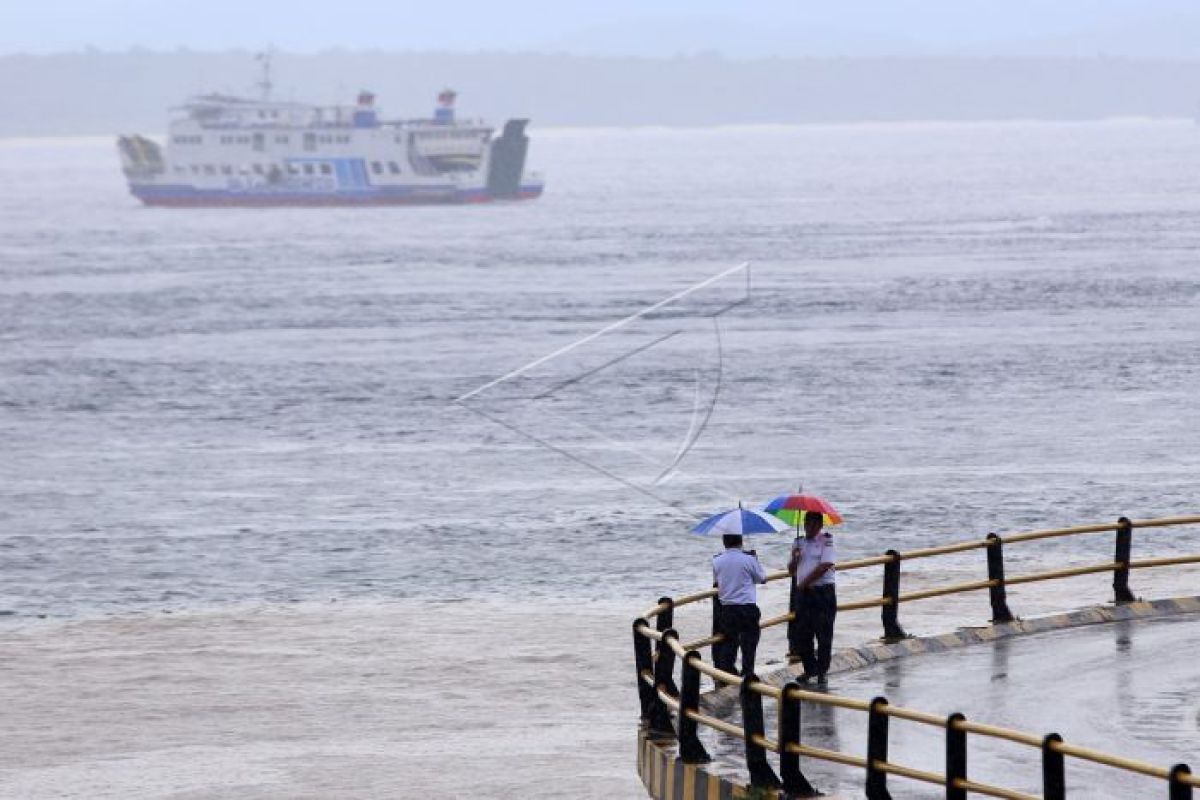 Cuaca buruk, penyeberangan Selat Bali tutup