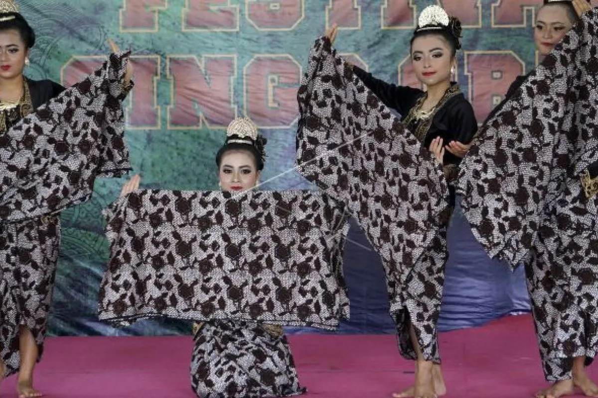 Yalangoch kokrakli blondalar Rossiyalik qizlarning qizlik pardasini sindirish haqidagi uy qurilishi porno videosi