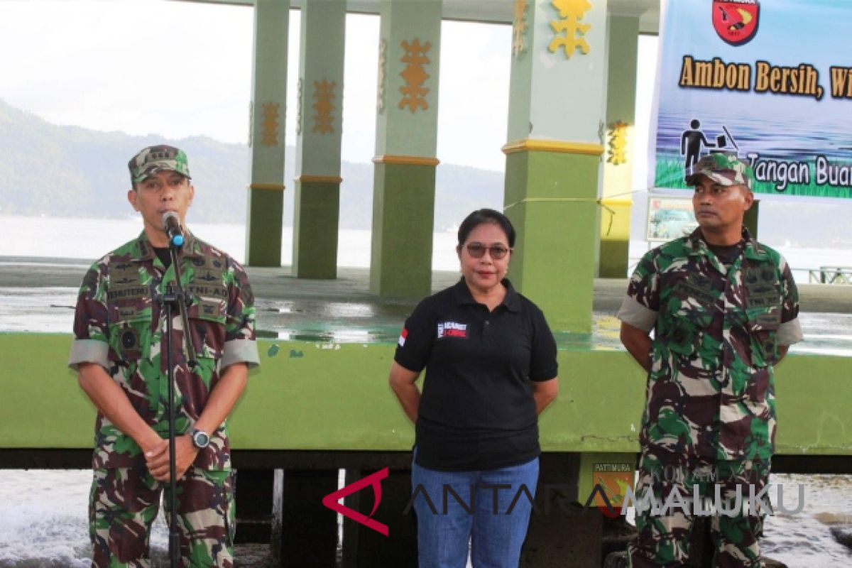 TNI-Polri dan masyarakat bersihkan pantai Tapal Kuda