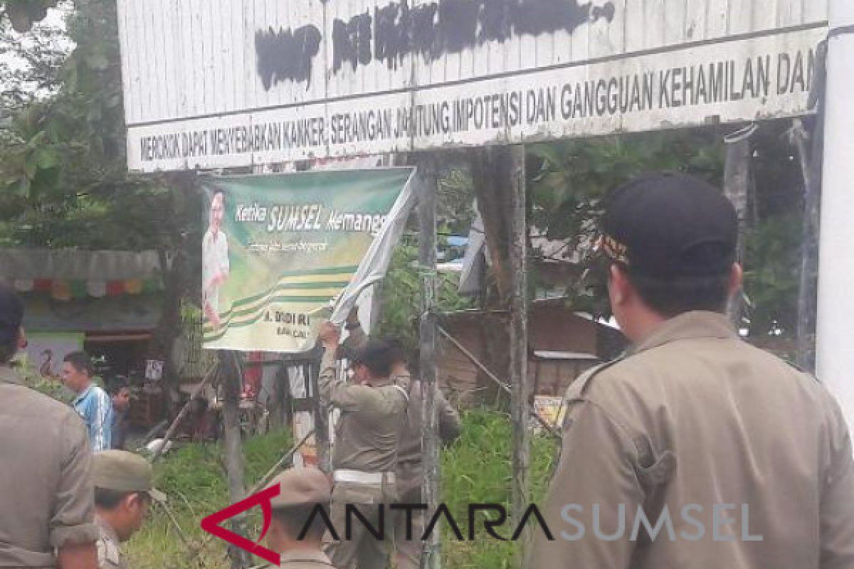 APK peserta Pemilu di Palembang masih banyak terpasang di area publik