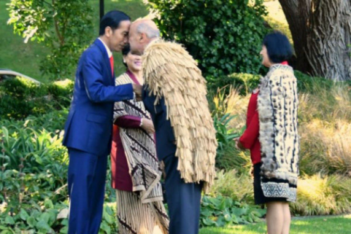 Presiden Jokowi beradu hidung dengan suku Maori
