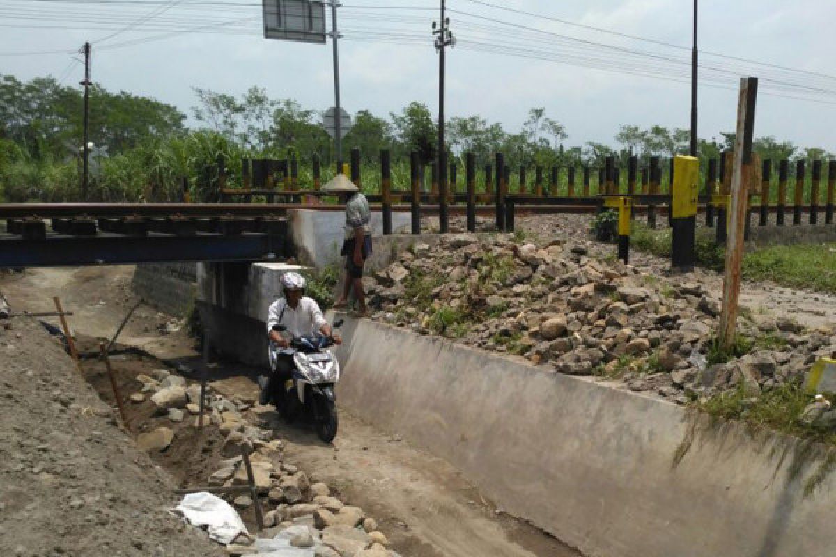 KAI Tutup Perlintasan Ilegal di Jalur Kereta