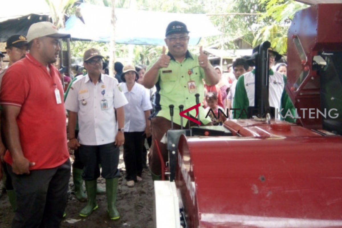 Kementan bantu petani Bartim mesin perontok padi