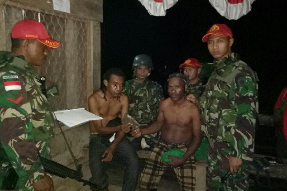 Prajurit Yonif 501 Kostrad amankan tiga warga bawa ganja