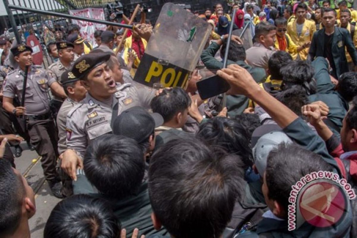 Mahasiswa-polisi bentrok dalam demonstrasi menolak berlakunya  UU MD3