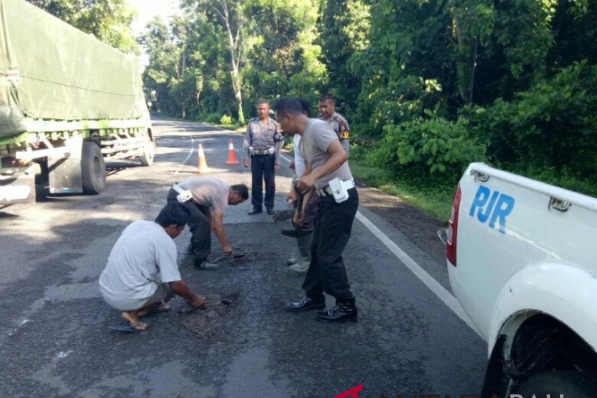 Polisi Jembrana tambal jalan berlubang