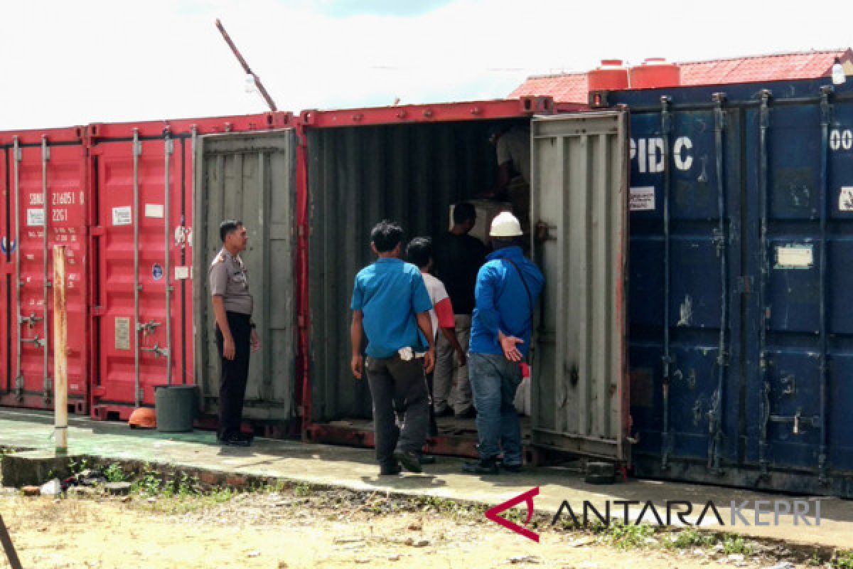 Polres Bintan cacah isi lima kontainer ilegal