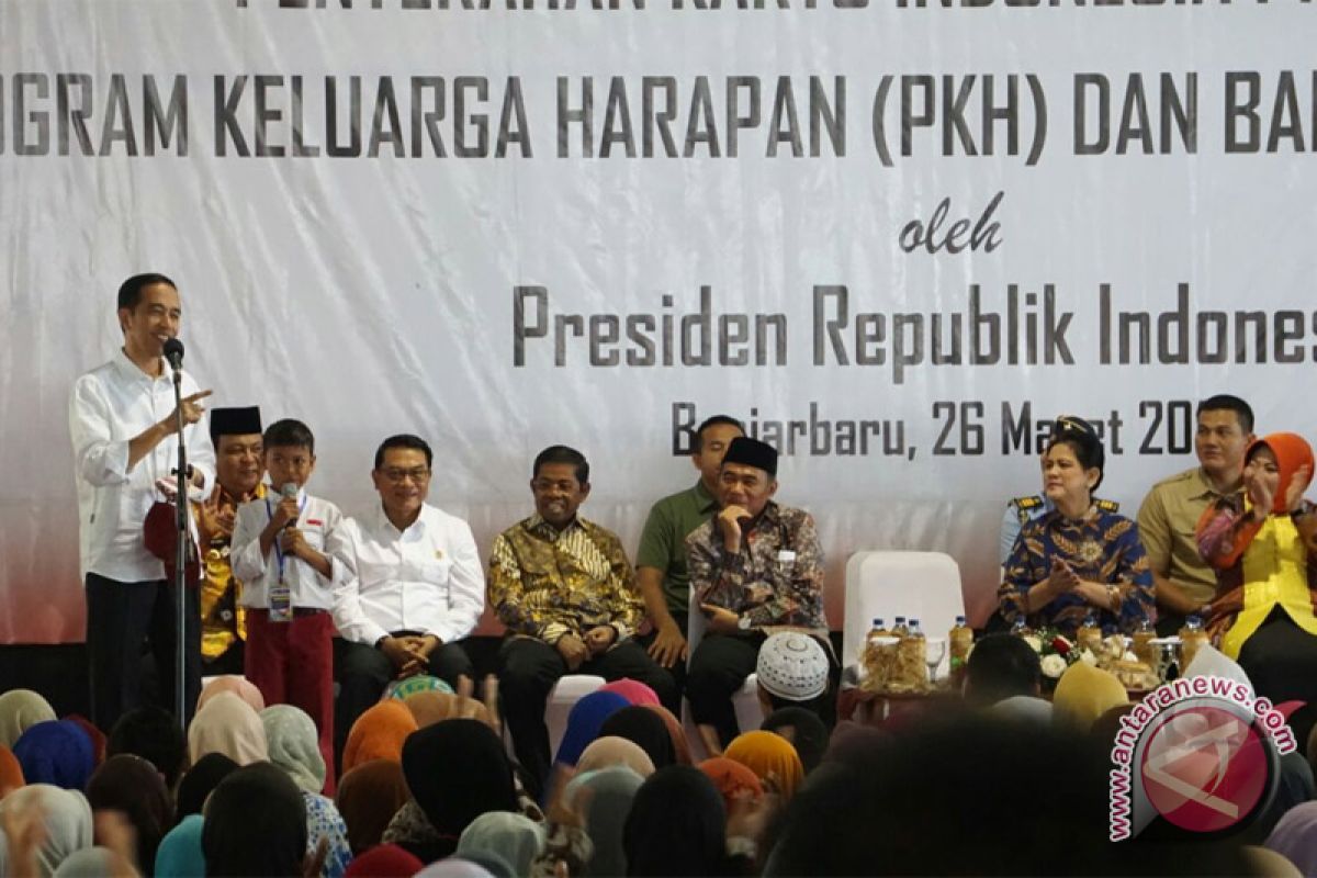 Presiden Jokowi tinjau distribusi bantuan sosial di Banjar