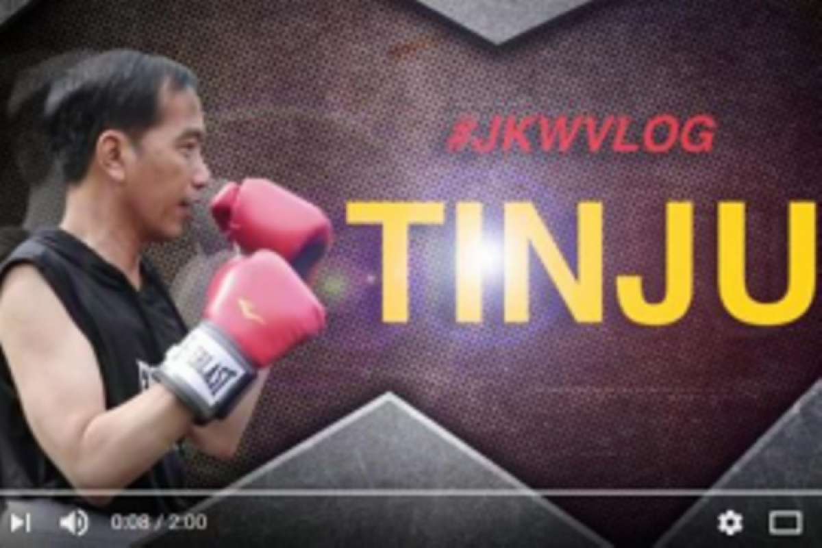 Presiden Jokowi berlatih tinju dengan ajudan