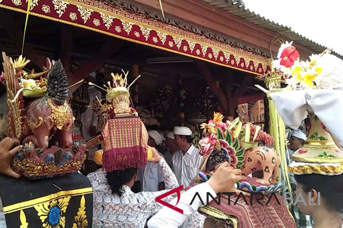 Nyepi, umat Hindu Bali tetap gelar persembahyangan Saraswati (video)