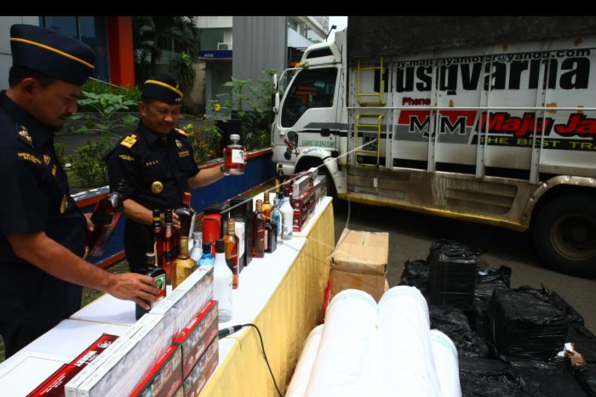 Satpol PP Lebak Musnahkan Ratusan Botol Miras