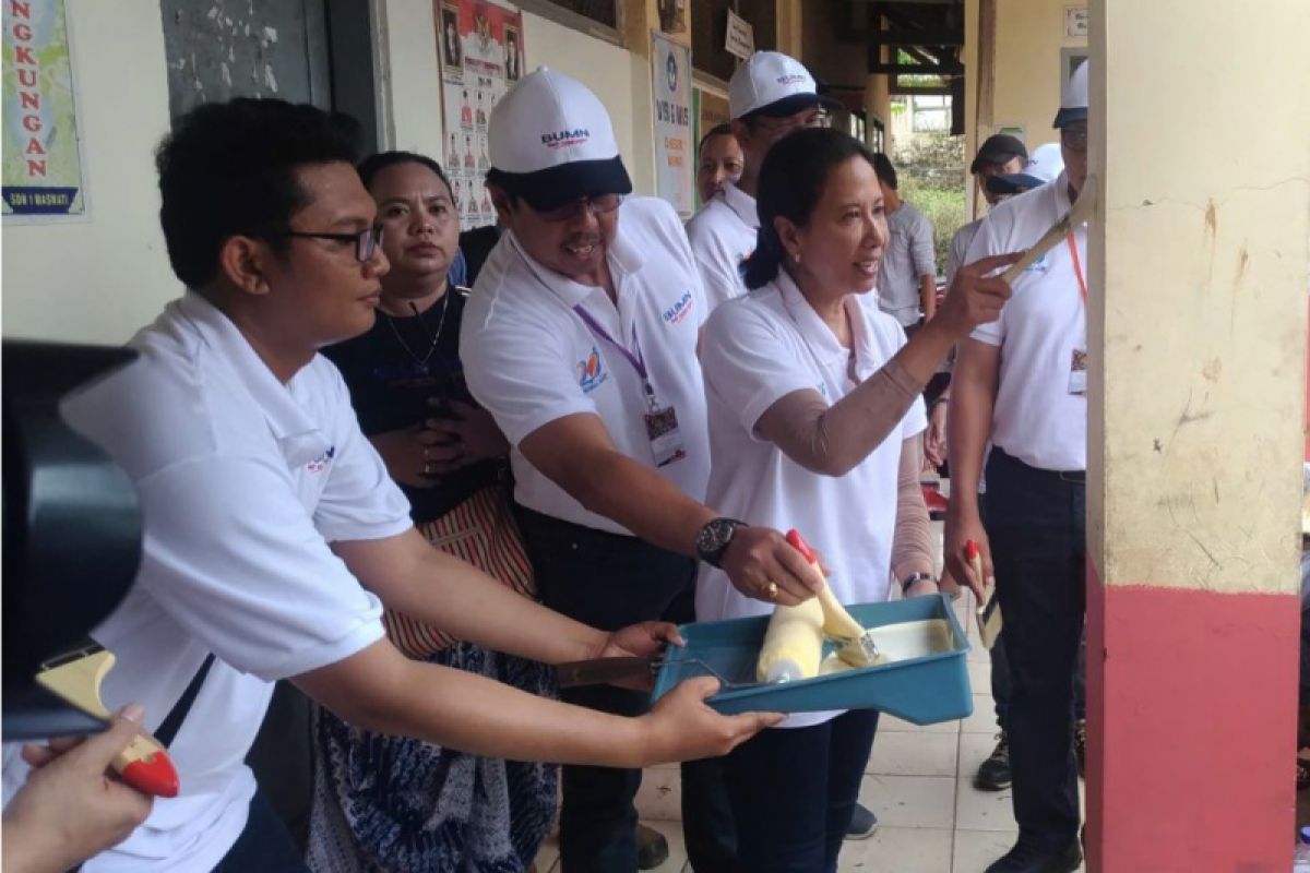 HUT Kementerian BUMN, Menteri Rini mengecat tembok SD