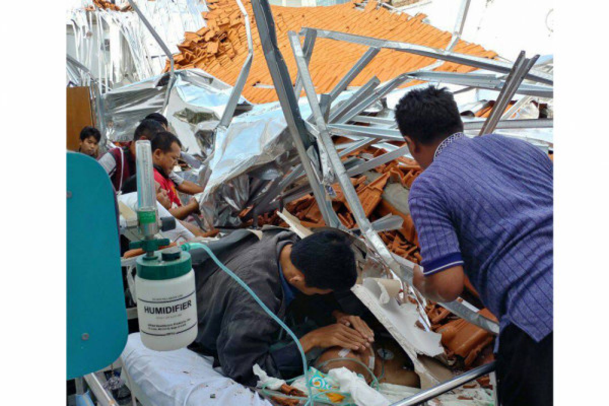 Atap gedung di RSAL Surabaya ambruk