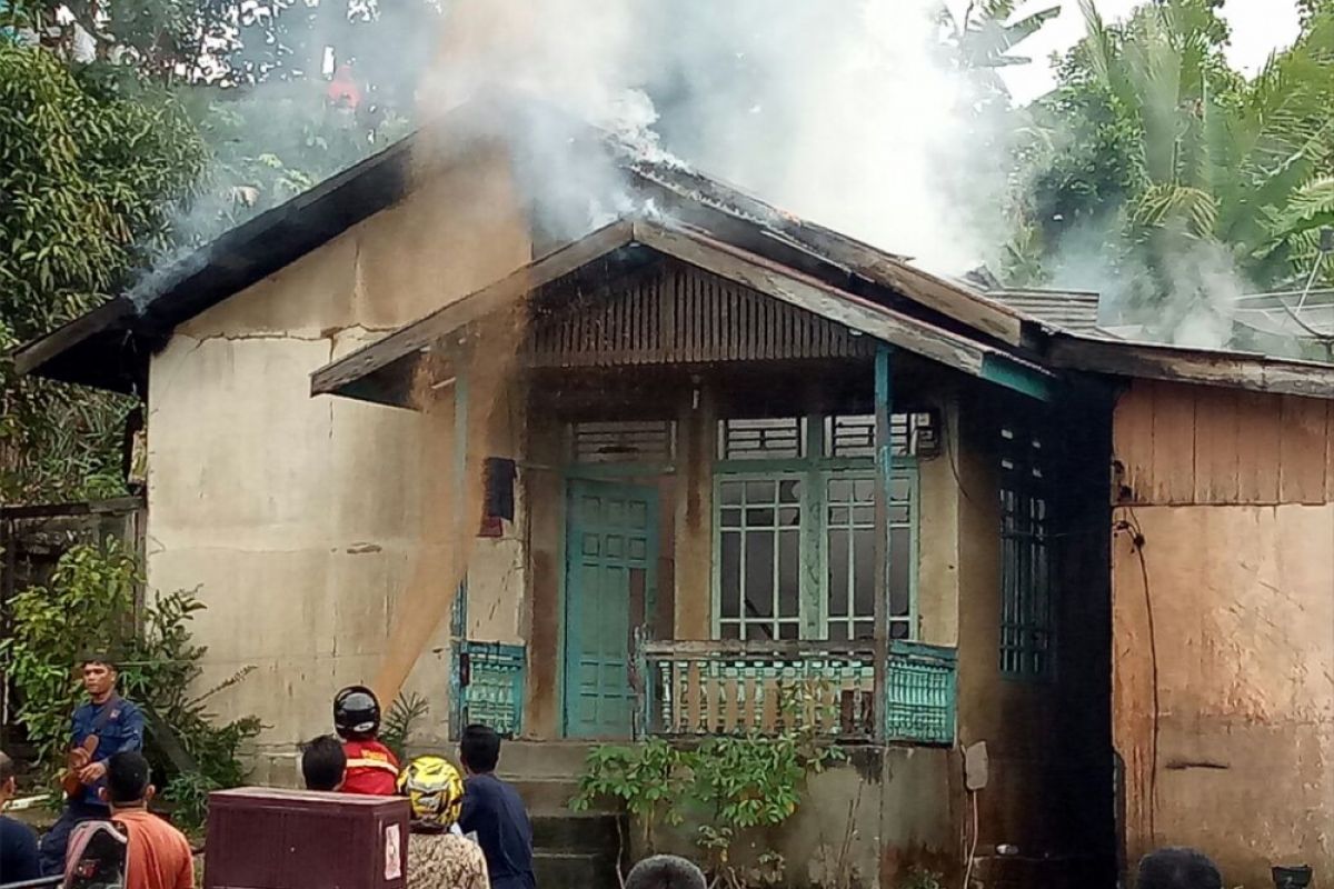 Rumah Lina terbakar saat ditinggal ke sekolah