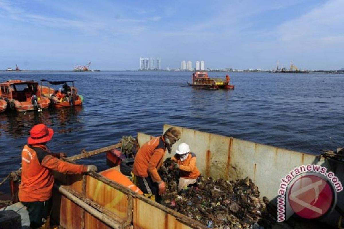 Pencemaran Plastik Teluk Jakarta Jadi Bom Waktu