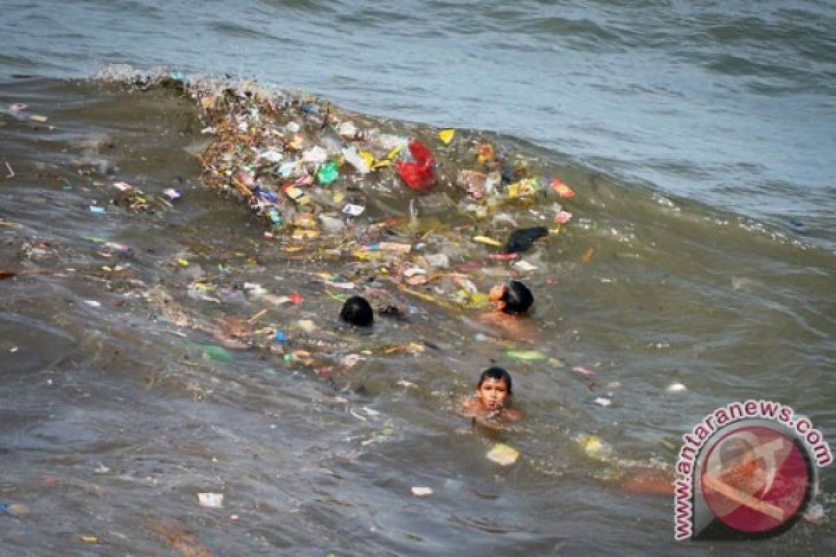 Sampah plastik racuni biota laut
