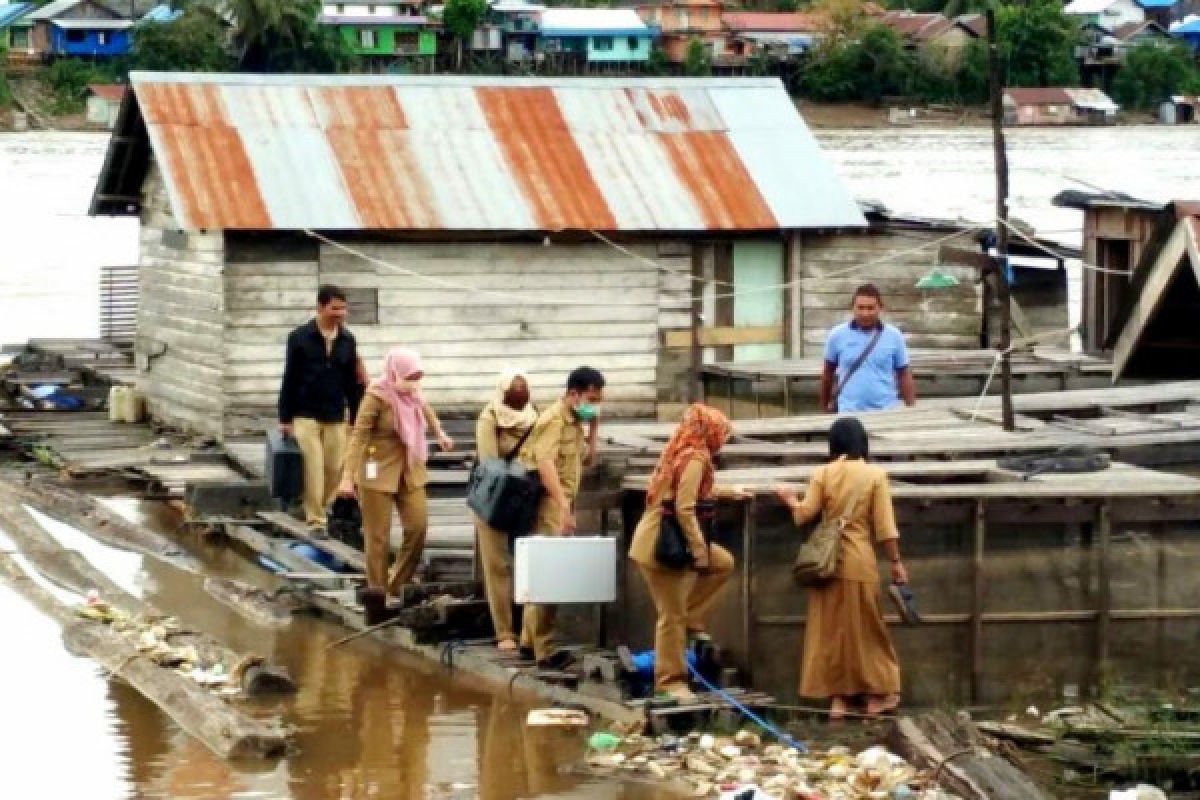 Puluhan Ribuan bibit ikan mati mendadak, Pemkab Barut ambil sampel air Sungai Barito