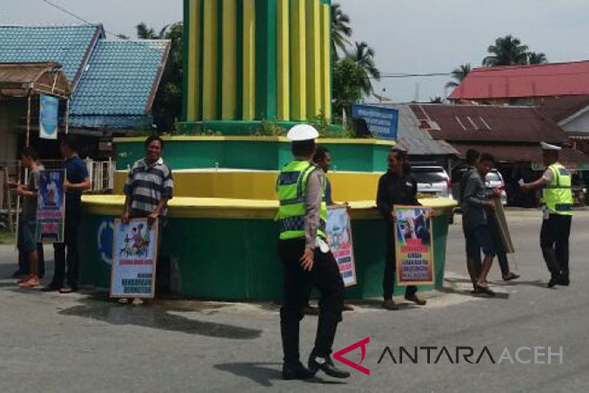 Polisi Singkil bagi-bagi stiker berlalu lintas