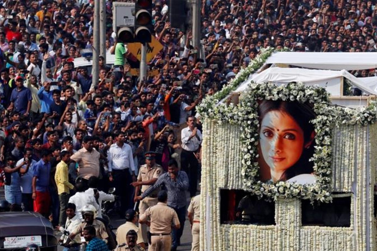 Tangisan penggemar melepas kepergian legenda Bollywood Sridevi