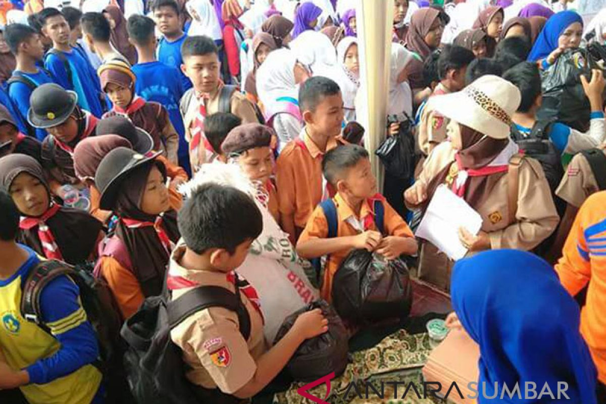 Hari Peduli Sampah, ribuan pelajar dan ASN padati Pantai Carocok