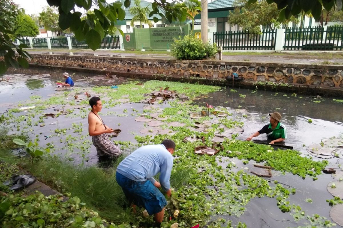 Pemkot Bersihkan Sungai Penyebab Banjir Jalan Protokol