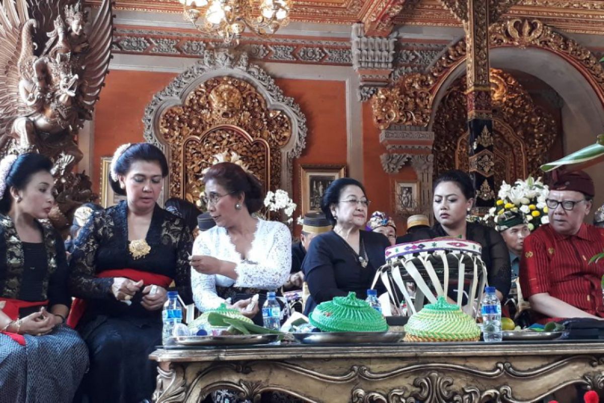 Menteri dan Megawati saksikan ngaben di Ubud