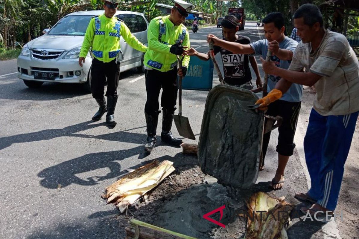 Polisi Aceh  Utara tambal badan jalan berlubang