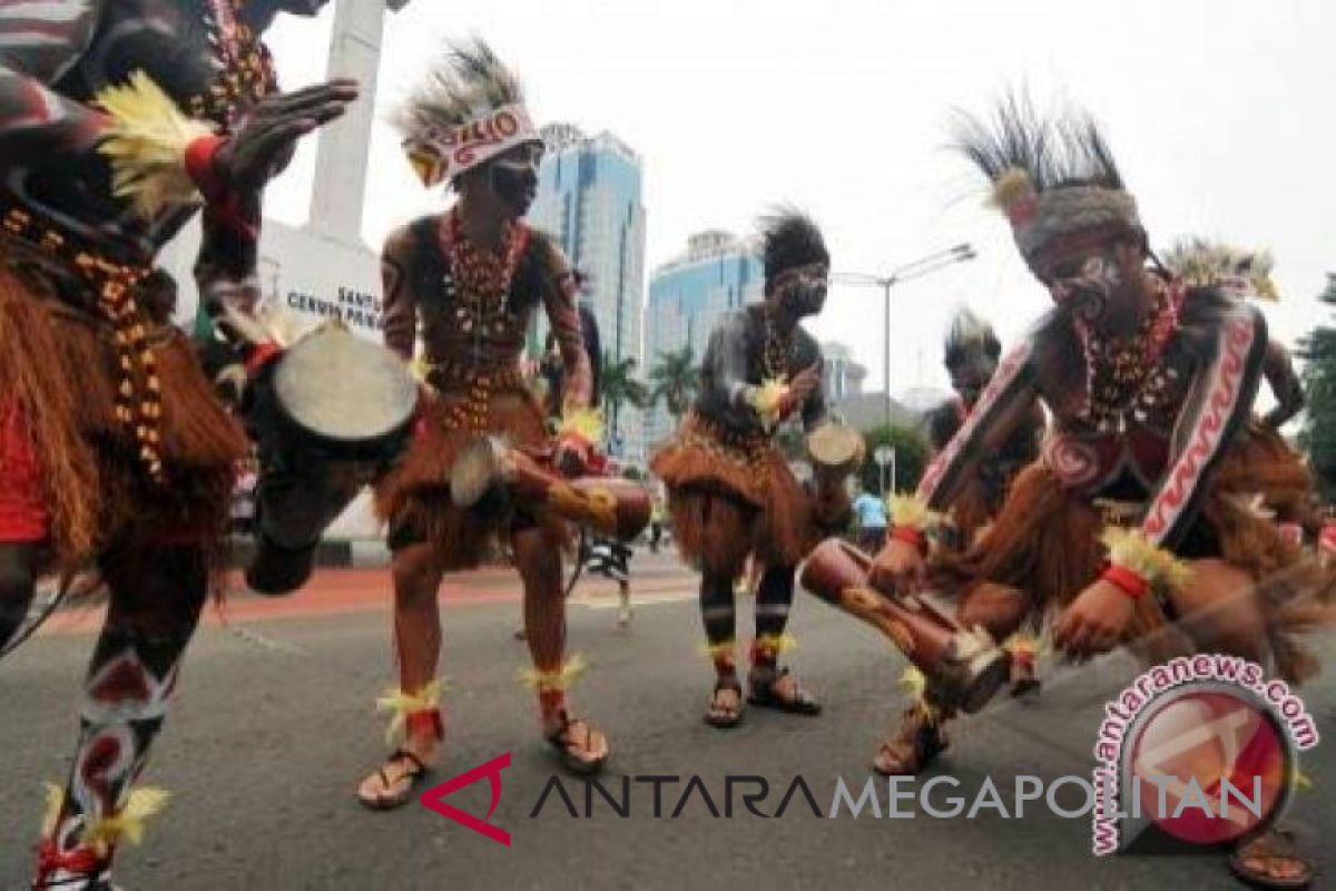 Tarian Papua menghipnotis pengunjung pameran di Singapura