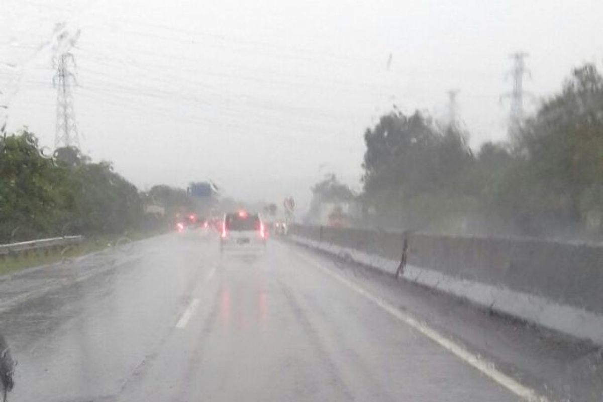 Tiga tewas dalam kecelakaan di tol Cirebon