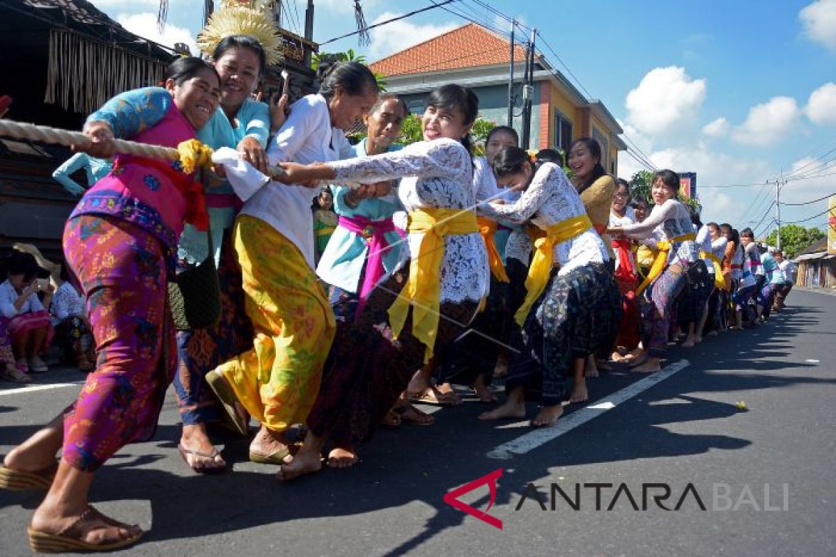 Pasca-Nyepi, ibu-ibu di Badung-Bali ikuti Tradisi 'Mbed-Mbedan' (video)