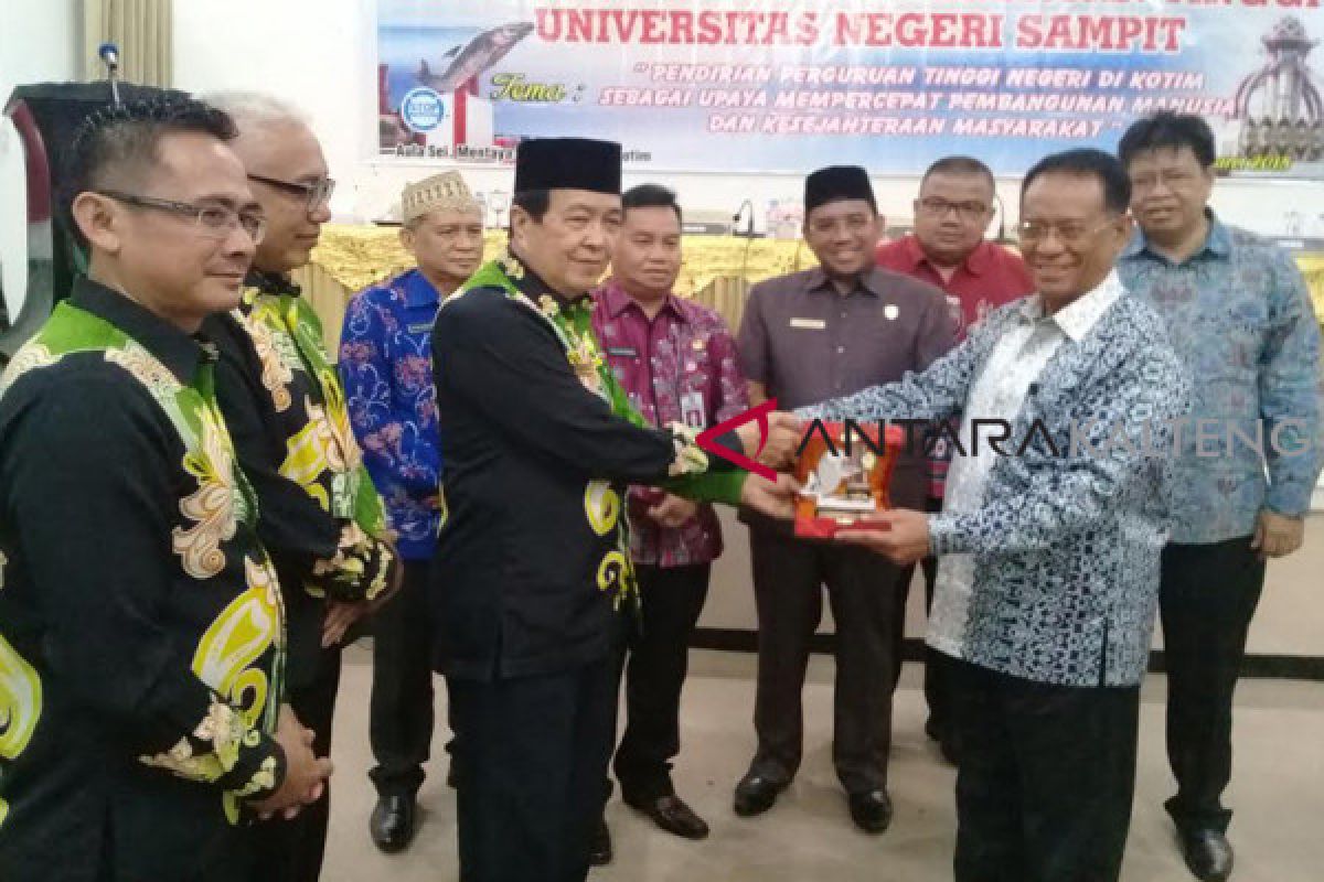 Wabup Kotim berharap Universitas Sampit berdiri sebelum 2021