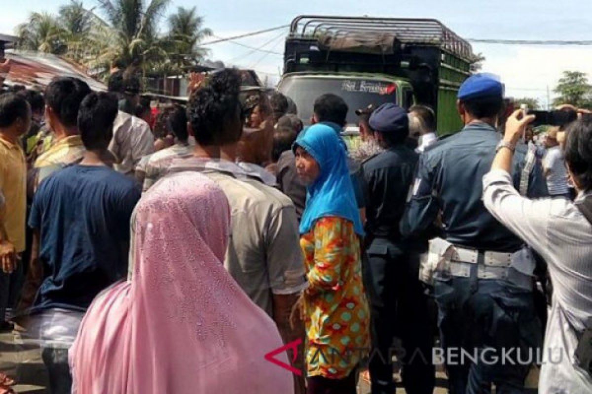 Nelayan Bengkulu demo minta mengoperasikan trawl