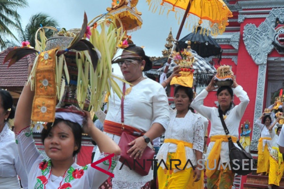 Ratusan umat Hindu Palembang ikuti upacara melasti