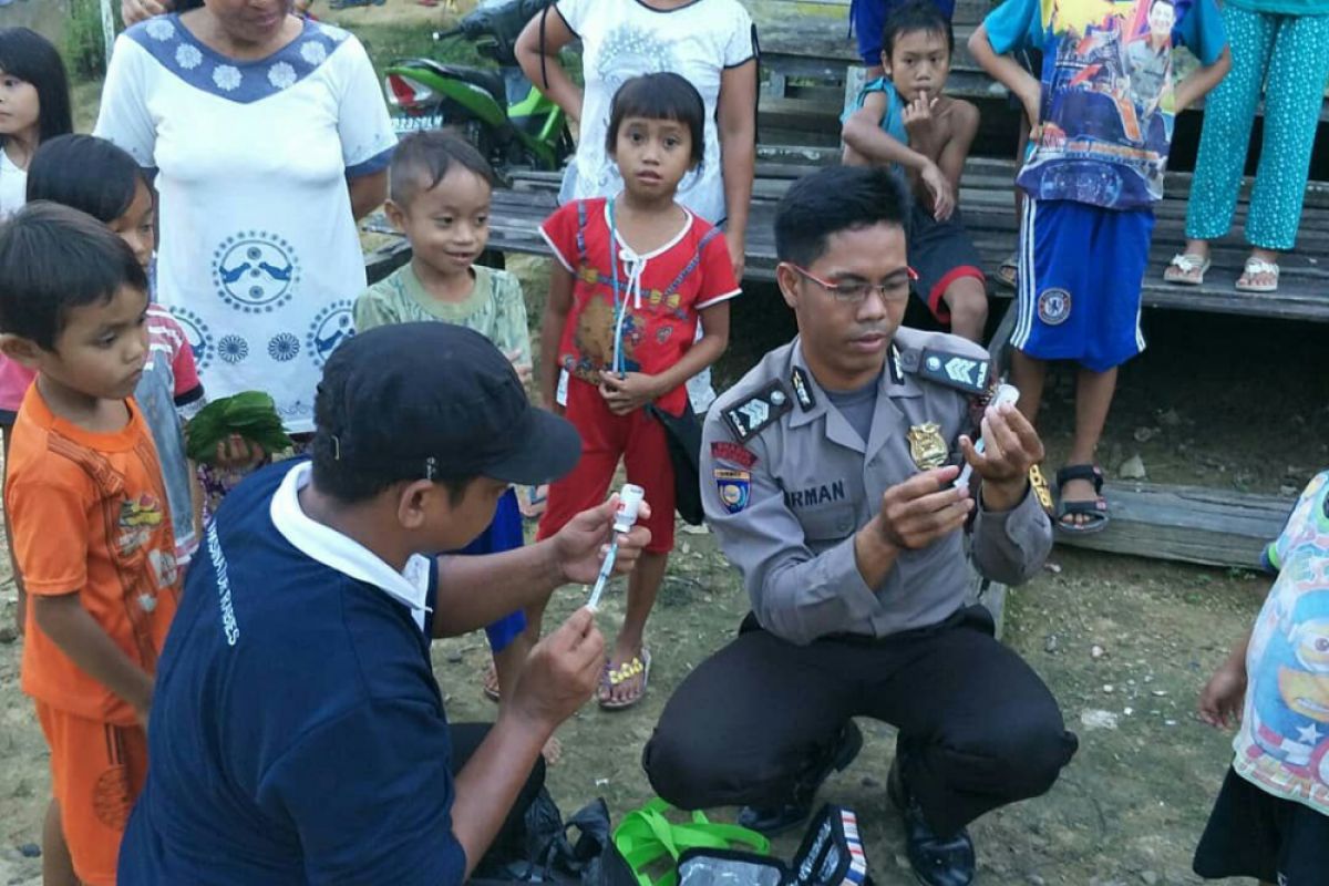 Polisi bantu proses vaksinasi hewan penular rabies