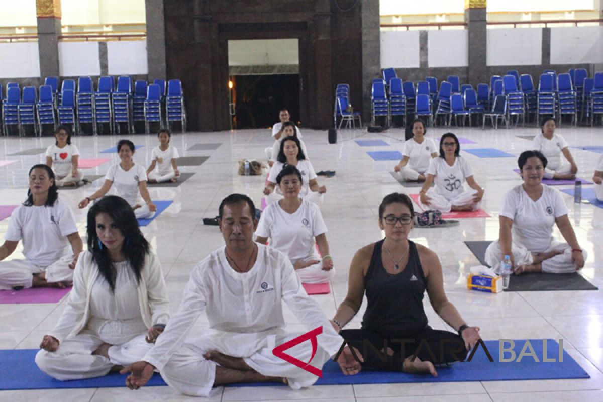 Undiksha gelar 'Yoga Dangdut' bersama Cucu Cahyati