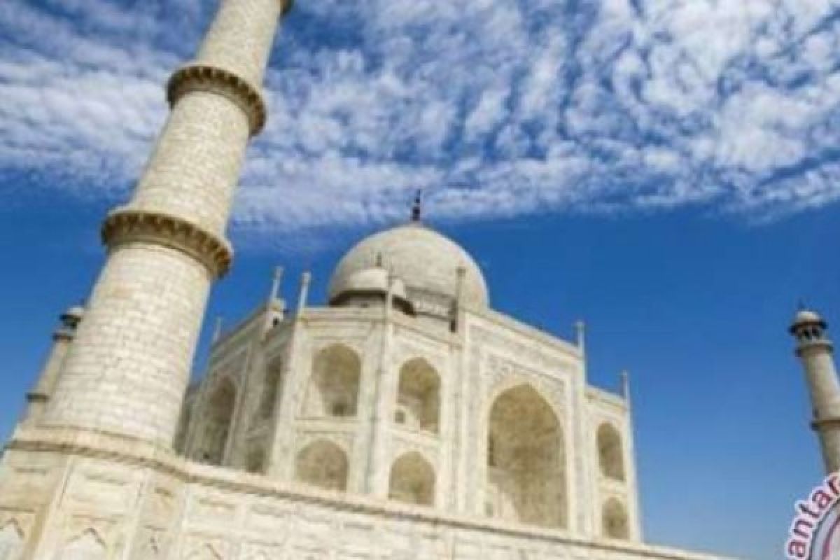  Badai Ganas Hancurkan 2 Pilar Kuno Pintu Masuk Taj Mahal India