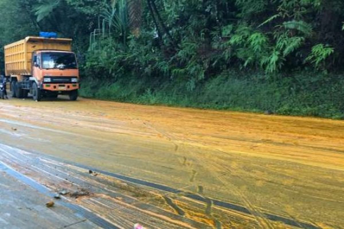  Truk Terbalik, Sopir Tewas dan Minyak Sawit Tumpah di Jalan Padang-Solok