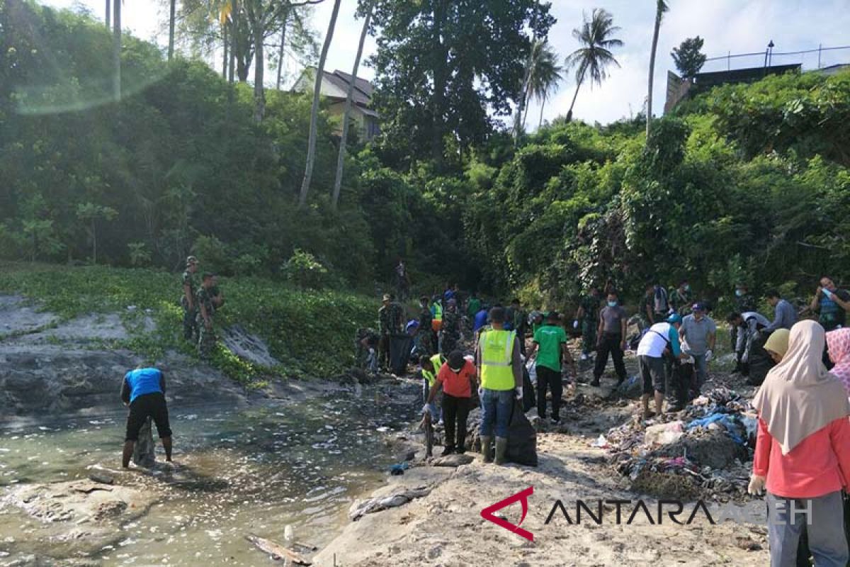 TNI angkut 10 truk sampah di lokasi wisata
