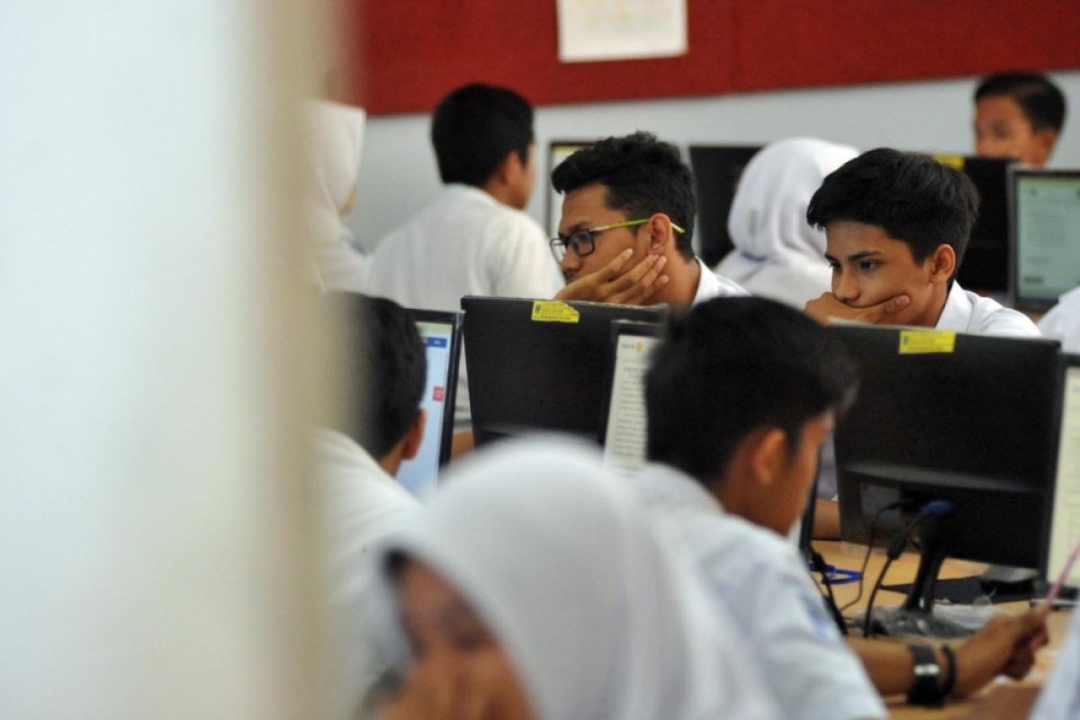 Peserta ujian nasional keluhkan soal sulit