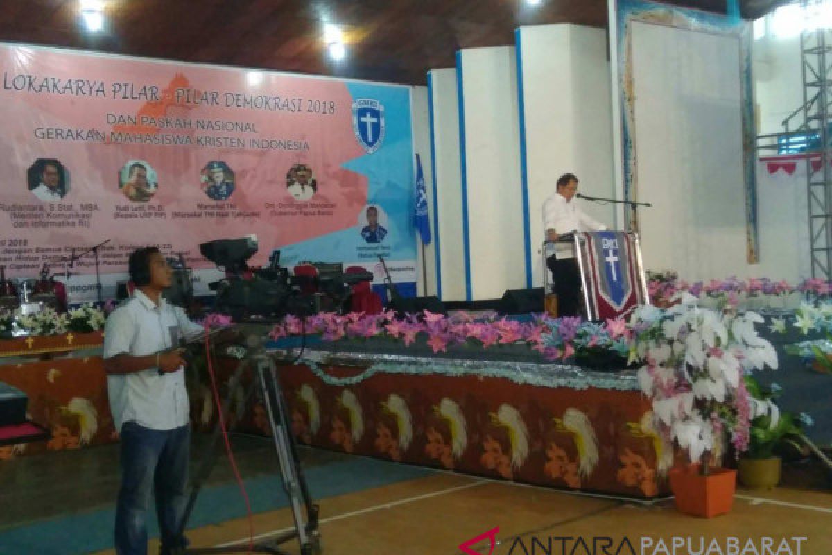 Menteri Rudi Bacakan Puisi Gus Ulil Pada Paskah Nasional di Manokwari