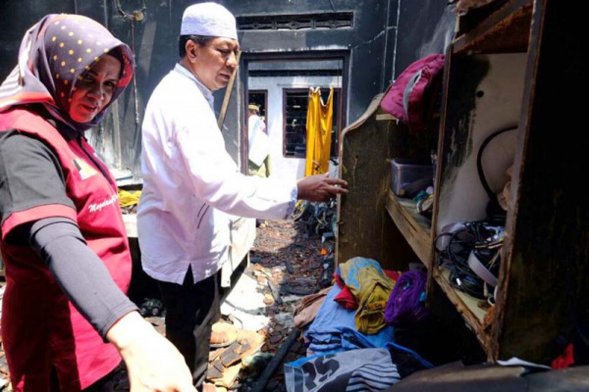 Wali kota serahkan bantuan korban kebakaran