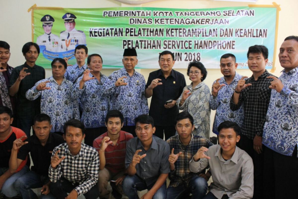 Pemkot Berikan Pemuda Pelatihan Servis Telepon Seluler